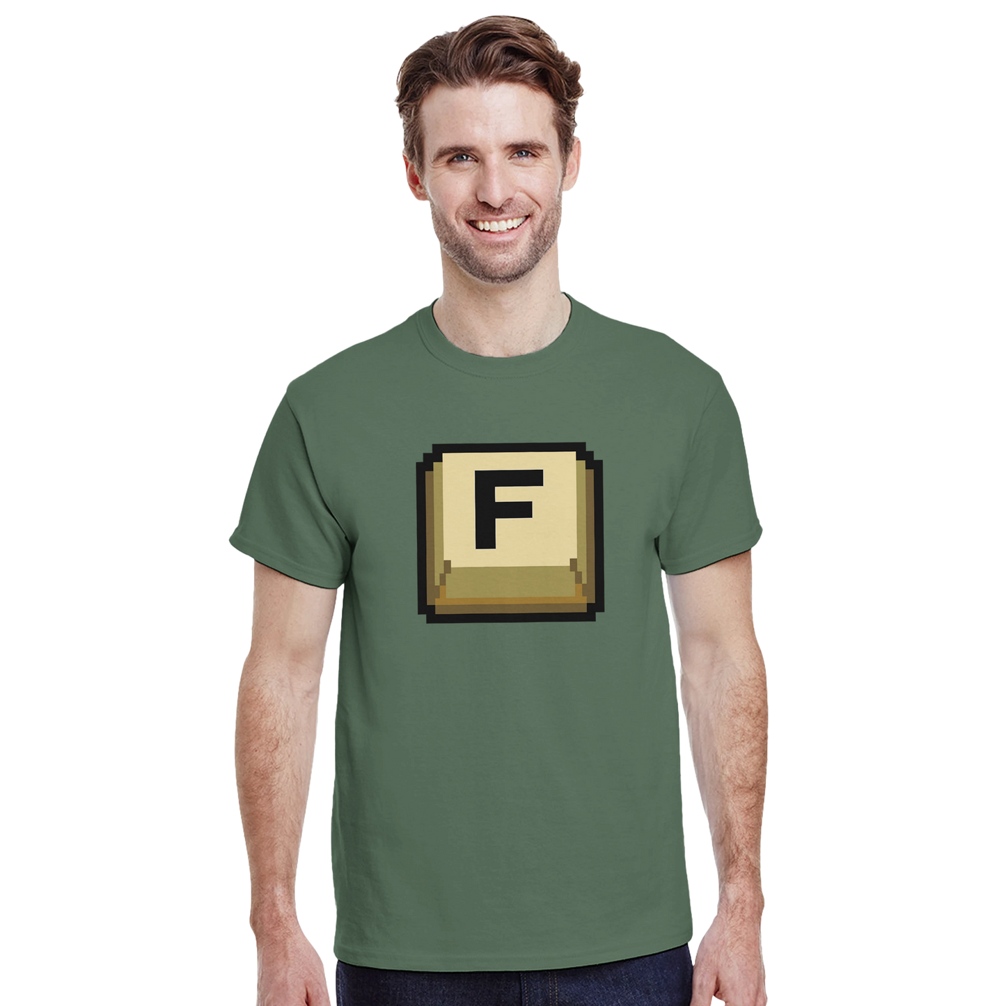 Modelo luciendo camiseta Press F con diseño pixel art y toque nostálgico – FandomFit
