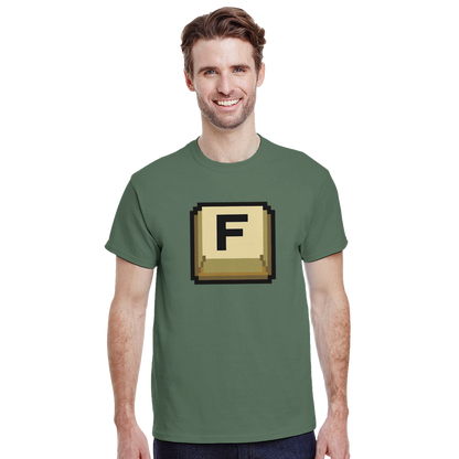 Modelo luciendo camiseta Press F con diseño pixel art y toque nostálgico – FandomFit