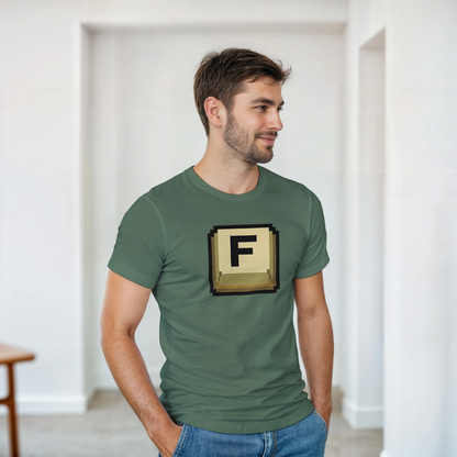 Modelo vistiendo camiseta Press F con diseño pixel art gamer – FandomFit