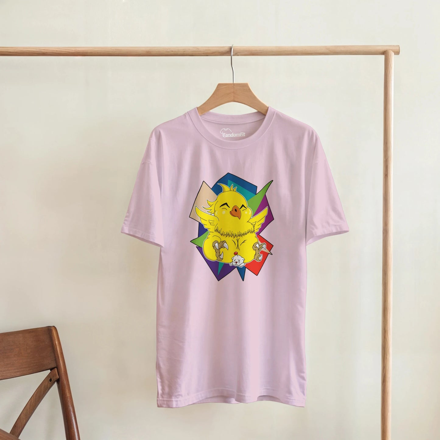 Detalle del diseño ave chibi de la camiseta Primer Aliado – FandomFit