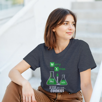 Modelo vistiendo la camiseta friki navideña Let’s Cook Cookies en pose frontal.