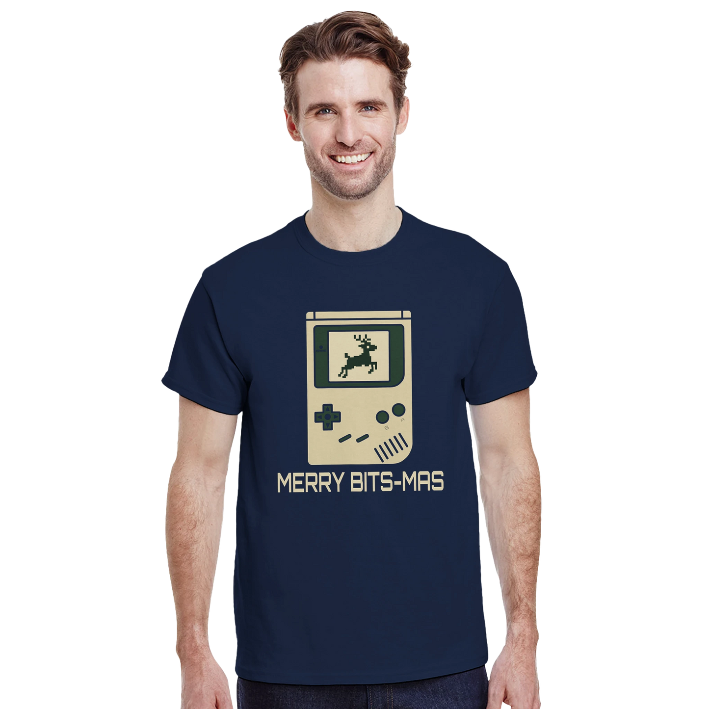Modelo vistiendo la camiseta friki navideña Merry Bits-Mas estilo gamer retro.