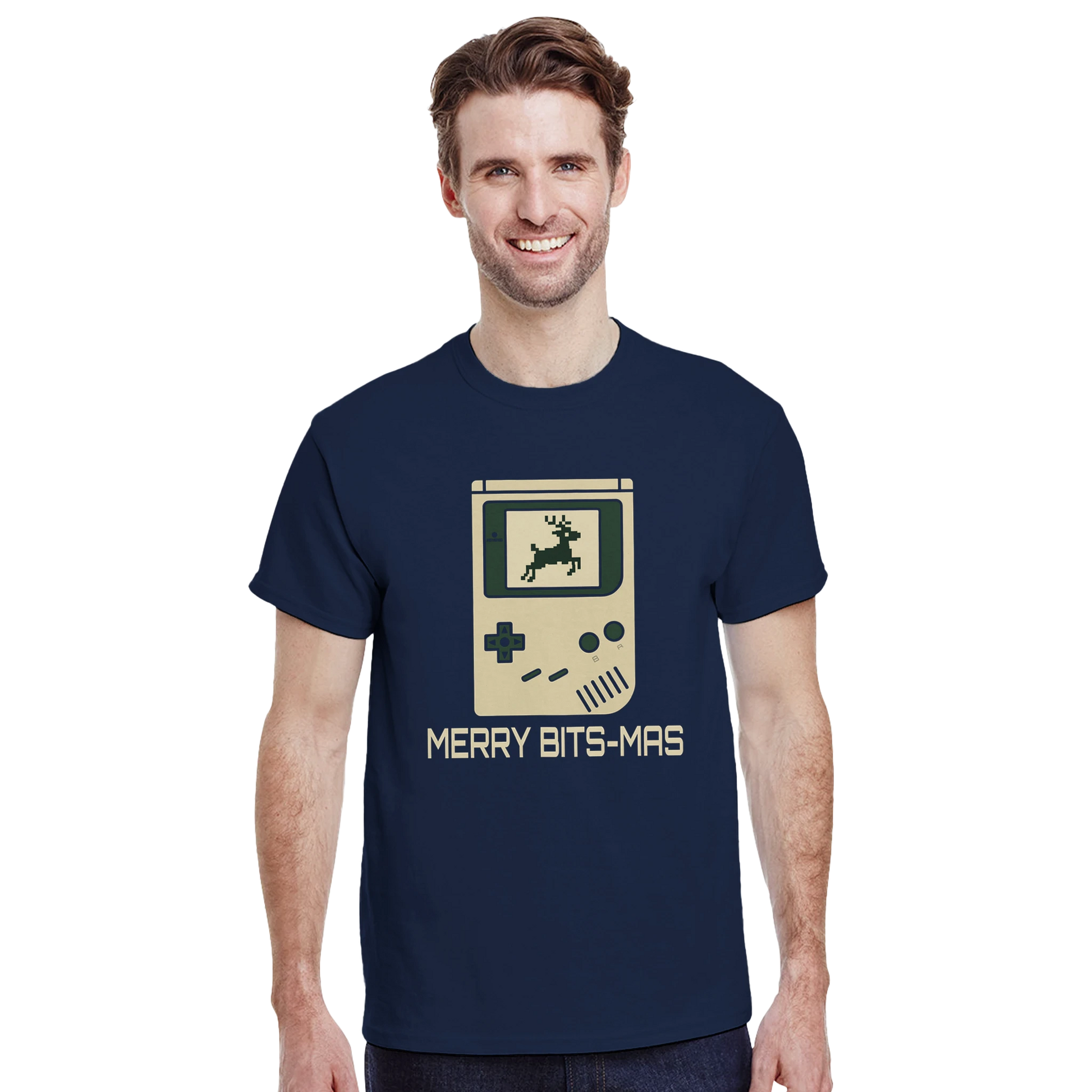 Modelo vistiendo la camiseta friki navideña Merry Bits-Mas estilo gamer retro.