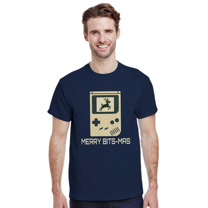 Modelo vistiendo la camiseta friki navideña Merry Bits-Mas estilo gamer retro.