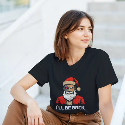 Modelo con camiseta Santa Cyborg “I’ll Be Back” en look streetwear