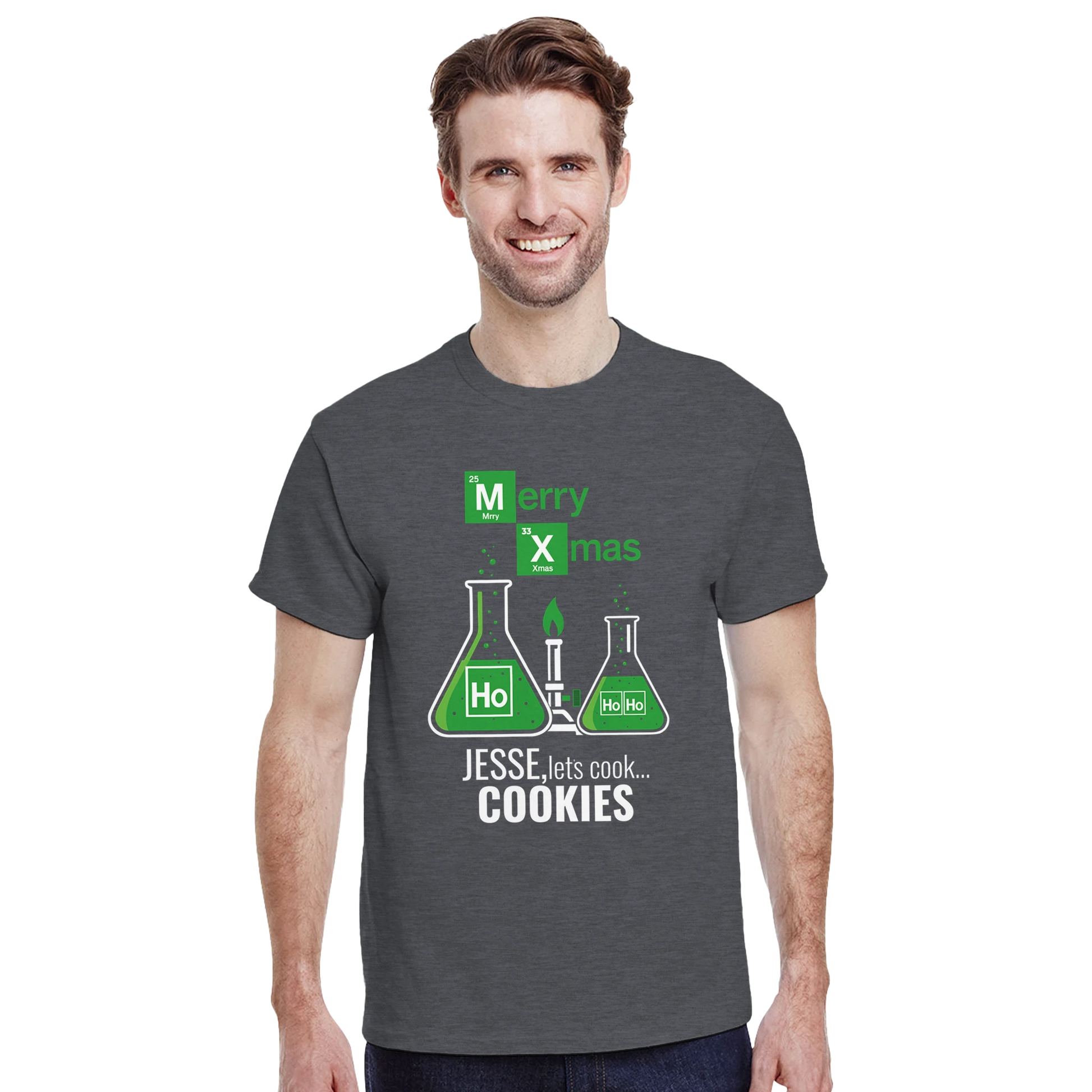 Modelo mostrando camiseta navideña geek con diseño de laboratorio y burbujas verdes.