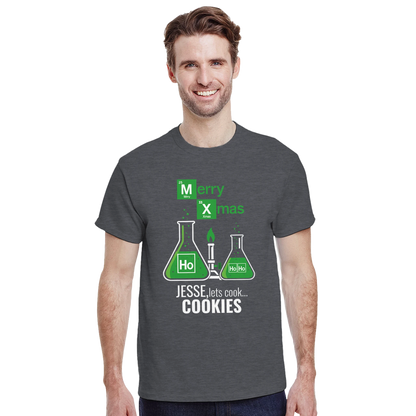 Modelo mostrando camiseta navideña geek con diseño de laboratorio y burbujas verdes.