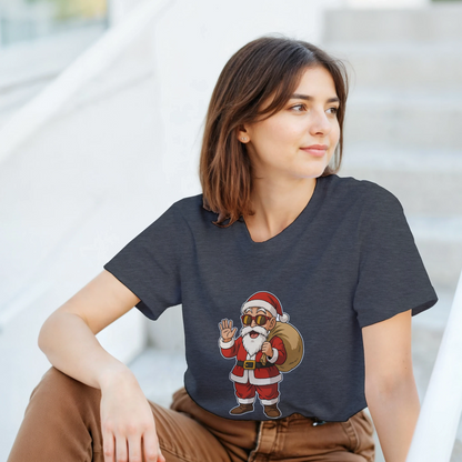 Lifestyle con modelo usando la camiseta Santa-House, ideal para fans del humor friki navideño
