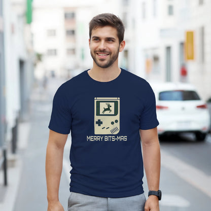 Modelo vistiendo camiseta navideña friki con diseño pixelart Merry Bits-Mas.