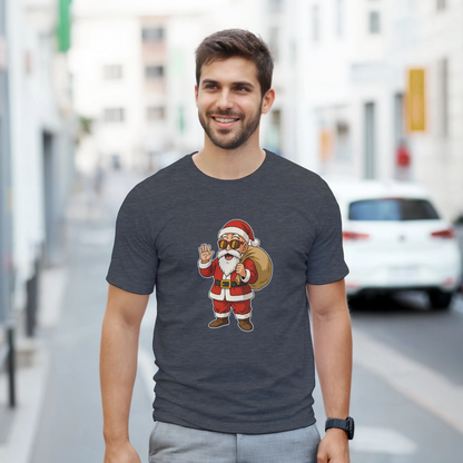 Modelo vistiendo la camiseta navideña friki Santa-House en un look casual con estética anime
