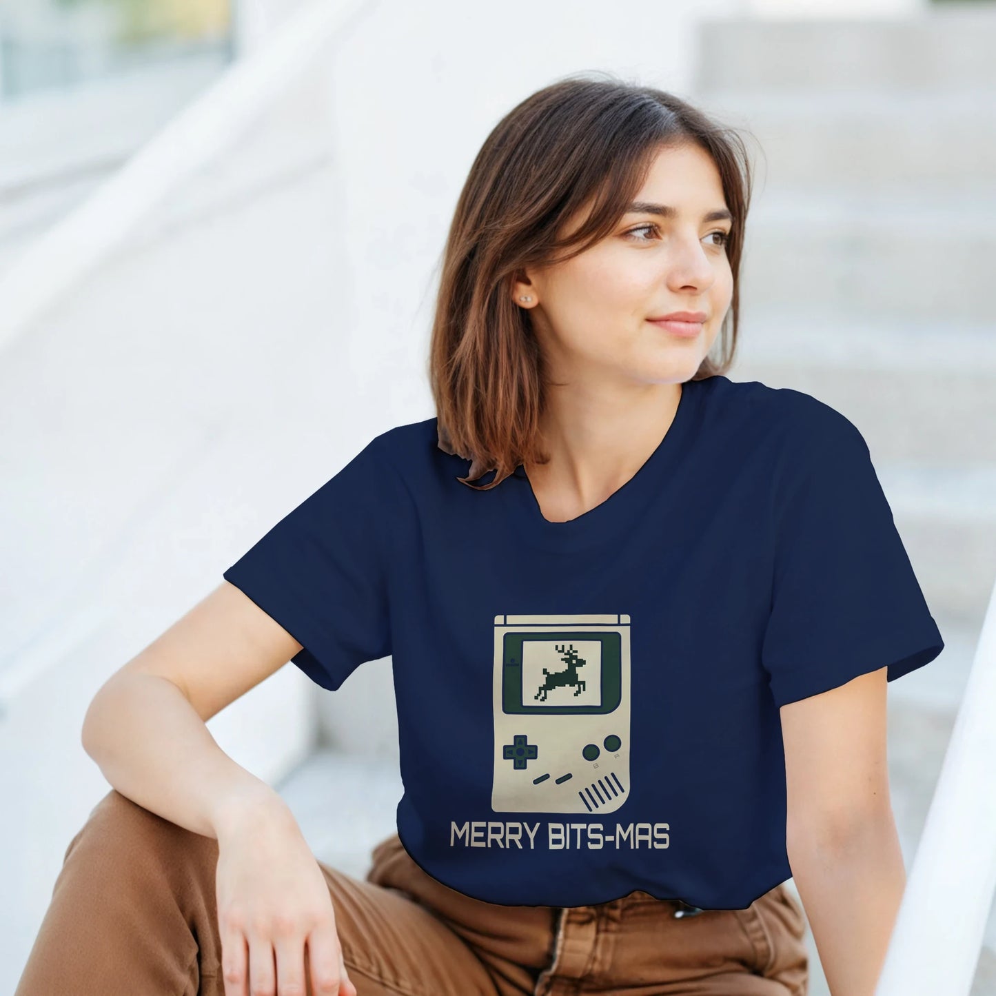 Modelo con camiseta Merry Bits-Mas inspirada en consolas retro.