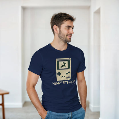 Modelo luciendo camiseta friki navideña Merry Bits-Mas para gamers.