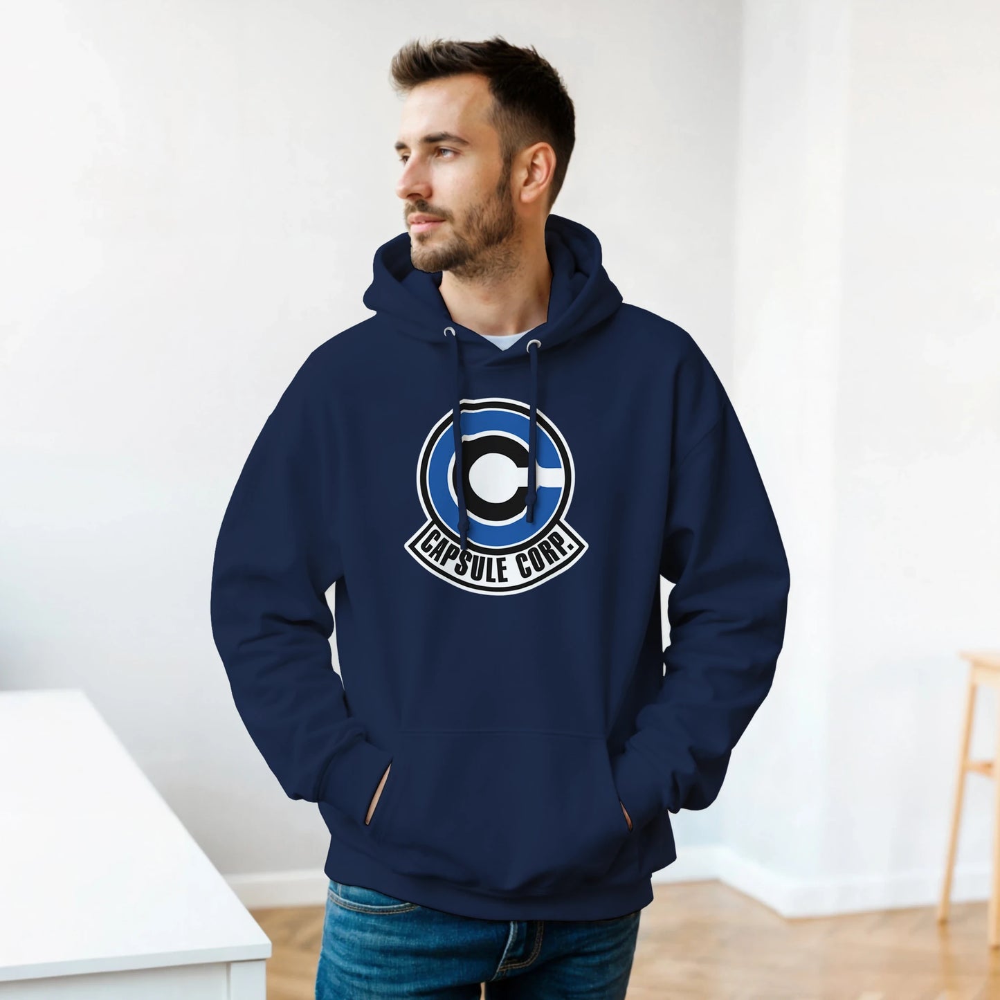 hombre con sudadera “Capsule” de FandomFit, diseño tech unisex inspirado en el anime y la cultura geek