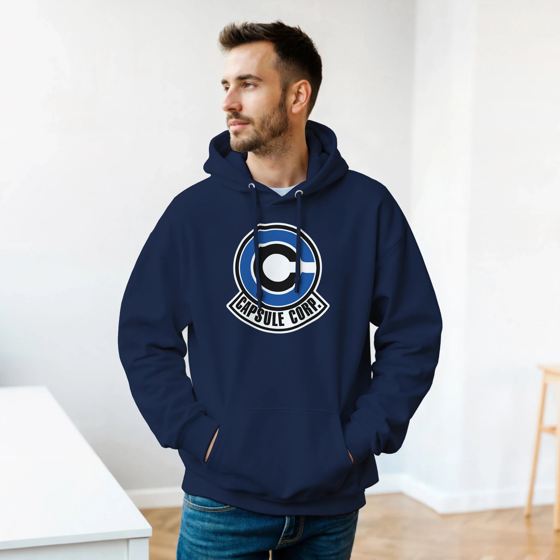 hombre con sudadera “Capsule” de FandomFit, diseño tech unisex inspirado en el anime y la cultura geek