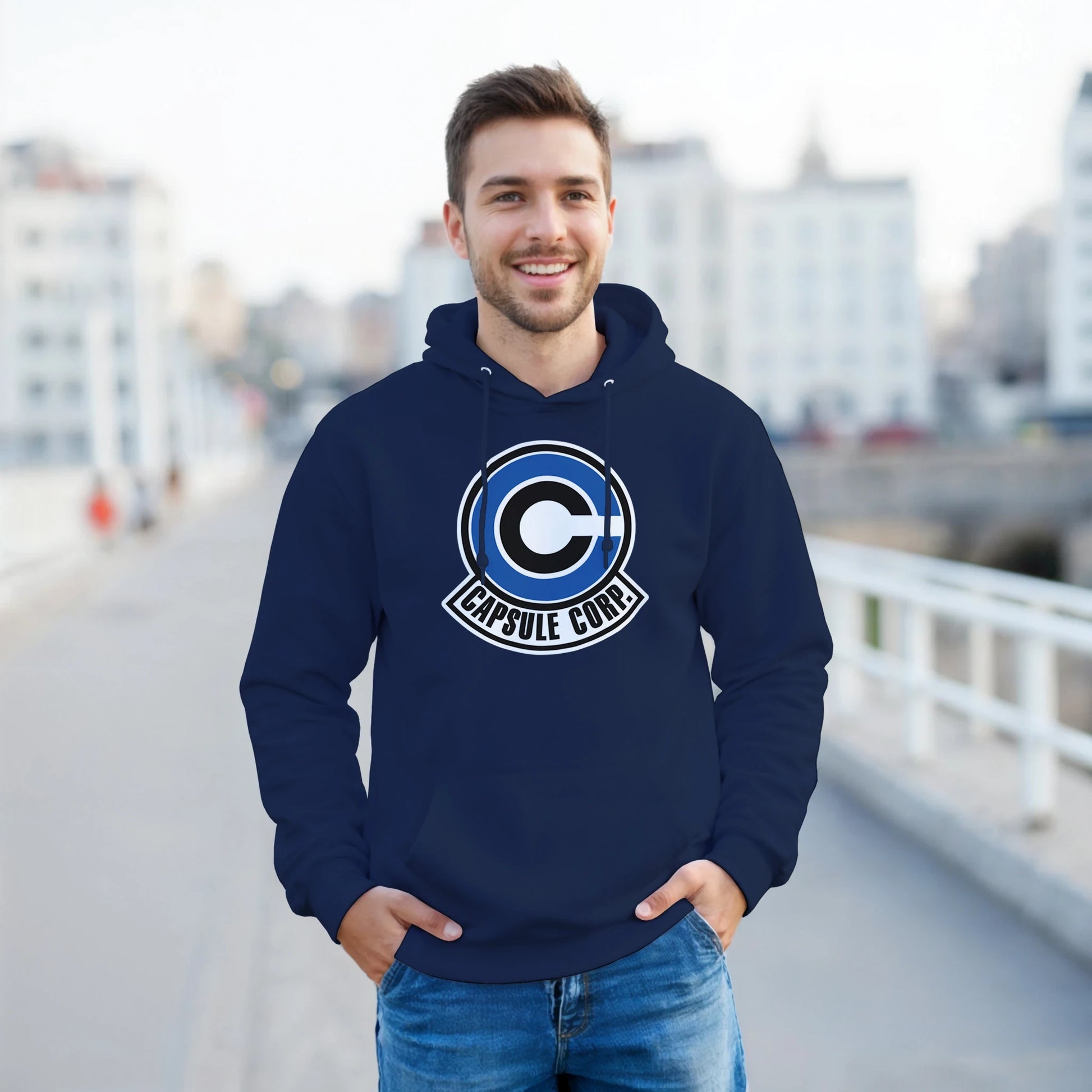 modelo vistiendo la sudadera “Capsule” de FandomFit, prenda unisex con capucha y diseño tecnológico retro
