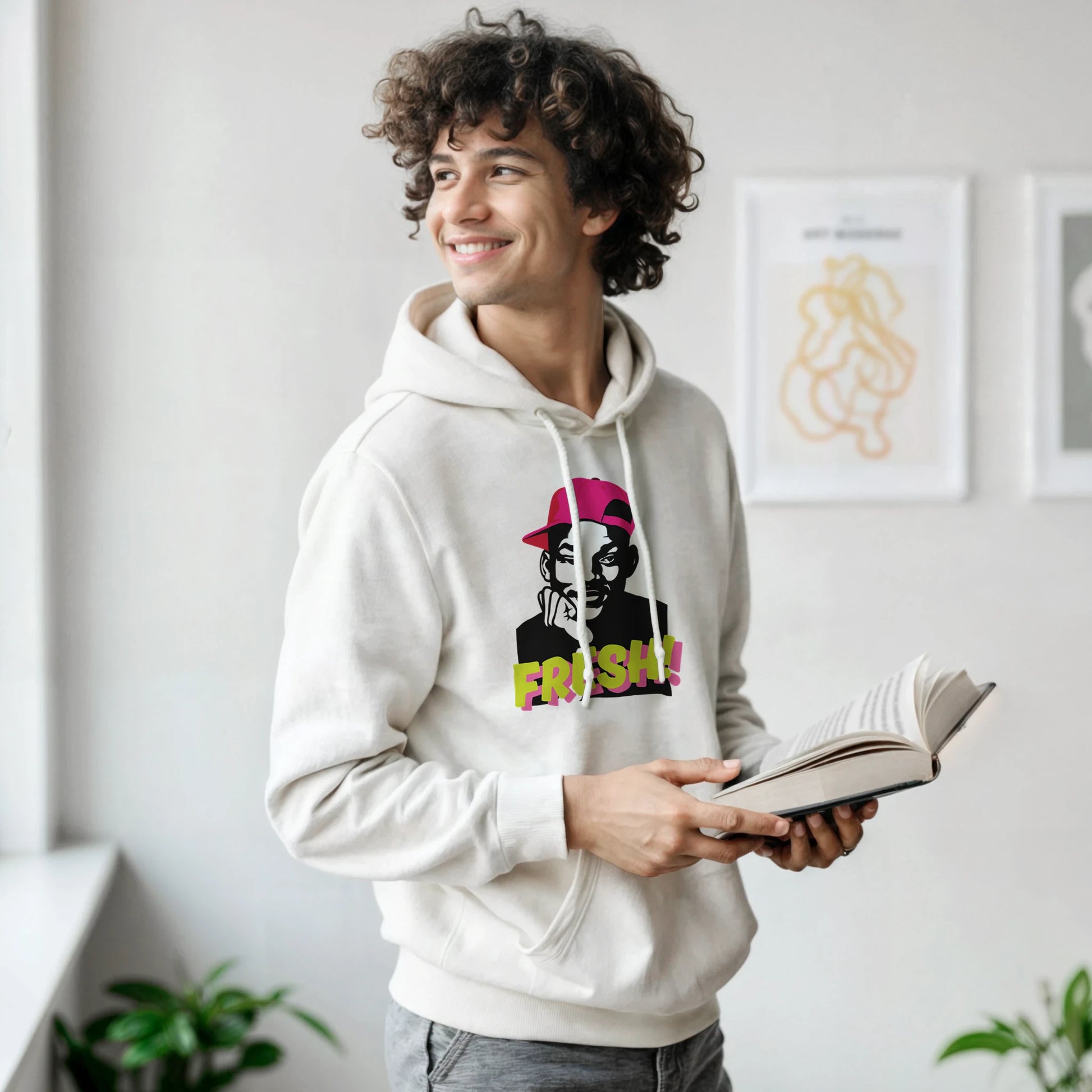 hombre con sudadera “Fresh” de FandomFit, prenda unisex de estilo callejero y aire retro