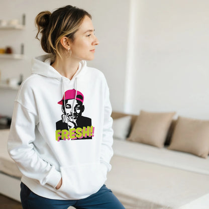 mujer con sudadera “Fresh” de FandomFit, sudadera friki cómoda con diseño noventero y capucha