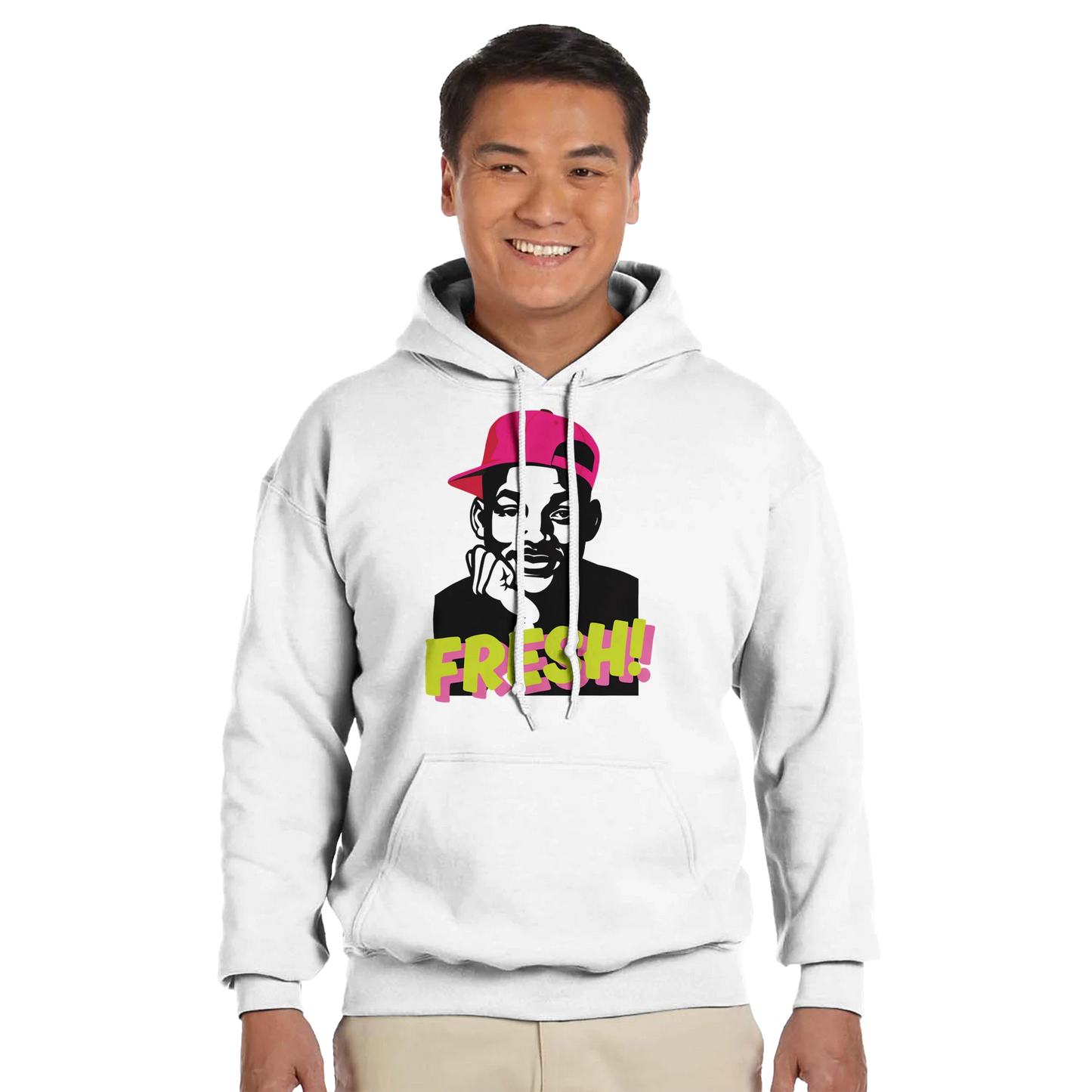 modelo vistiendo la sudadera “Fresh” de FandomFit, prenda unisex con capucha y estilo urbano retro