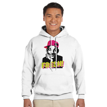modelo vistiendo la sudadera “Fresh” de FandomFit, prenda unisex con capucha y estilo urbano retro