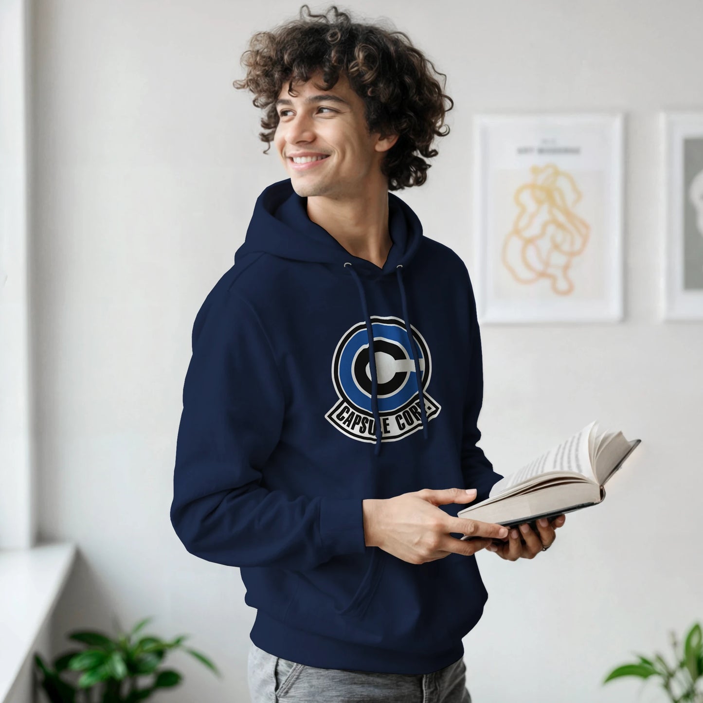 modelo luciendo la sudadera friki “Capsule” de FandomFit, ideal para fans del anime y la cultura retro