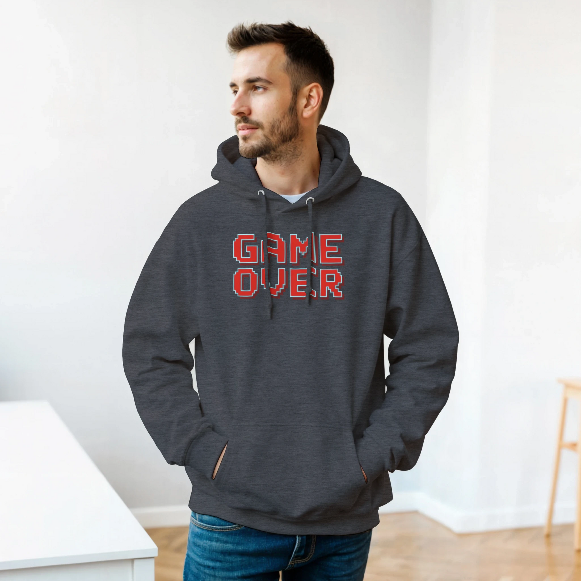 fotografía promocional de la sudadera friki “Game Over” de FandomFit, perfecta para fans del gaming y la cultura retro