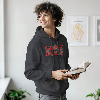 hombre vistiendo la sudadera “Game Over” de FandomFit, prenda retro gamer ideal para looks casual