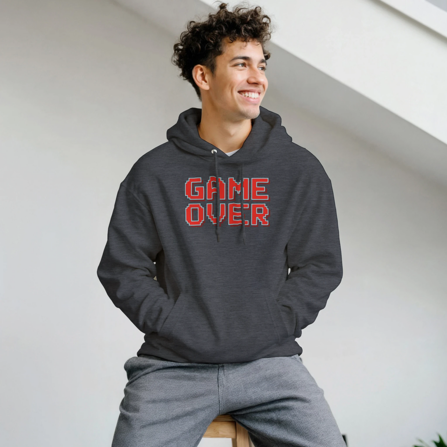 fotografía de hombre con sudadera “Game Over” de FandomFit, combinación gamer perfecta para fans del arcade retro