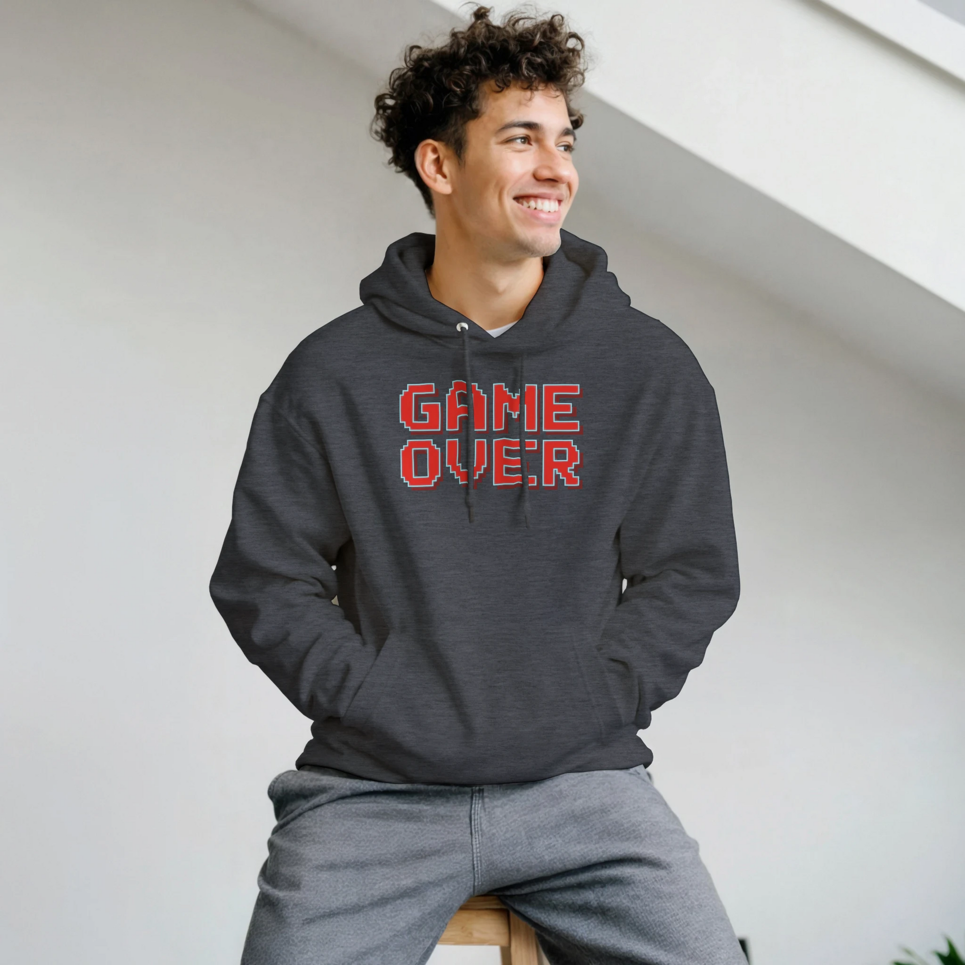 fotografía de hombre con sudadera “Game Over” de FandomFit, combinación gamer perfecta para fans del arcade retro