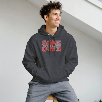 fotografía de hombre con sudadera “Game Over” de FandomFit, combinación gamer perfecta para fans del arcade retro