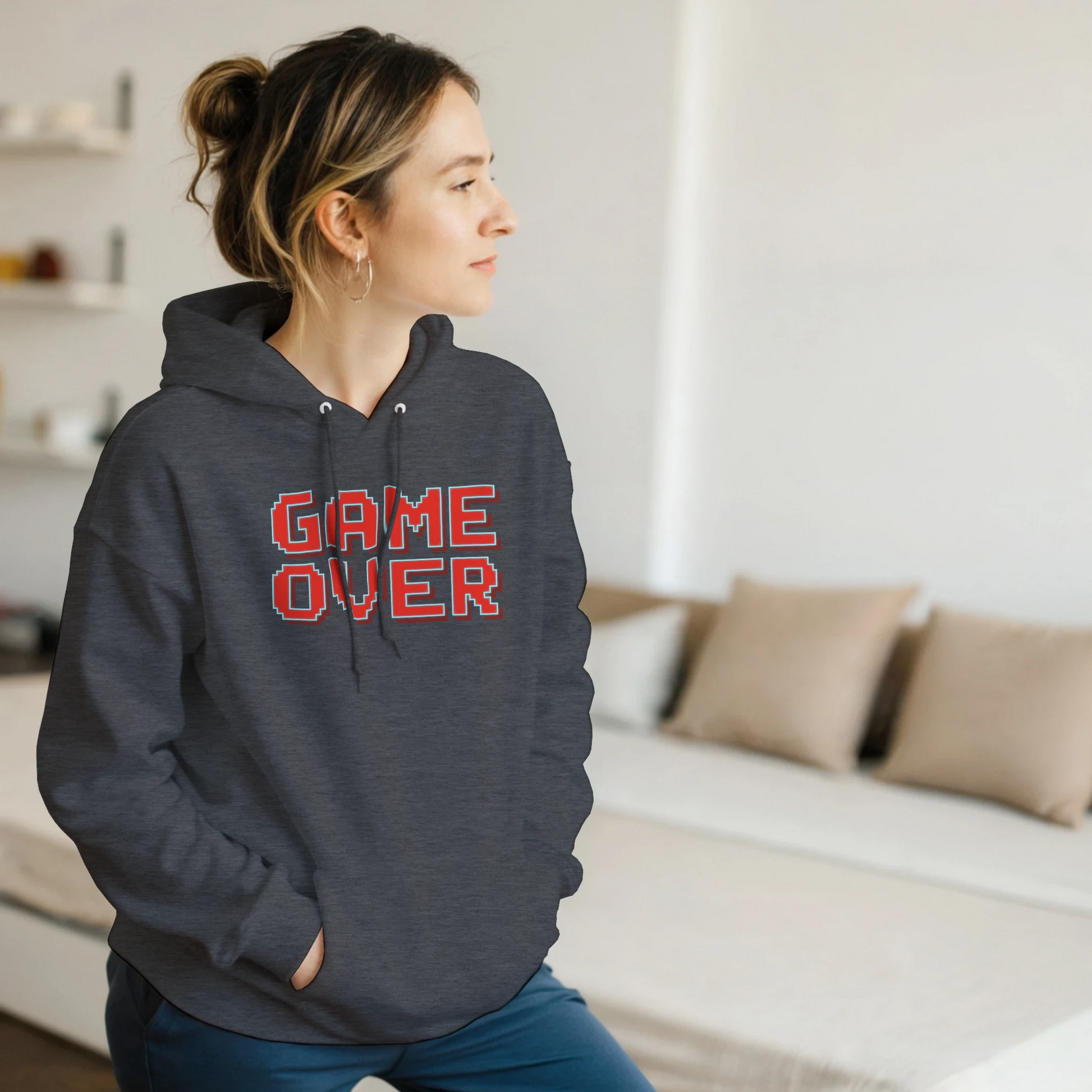 modelo vistiendo la sudadera “Game Over” de FandomFit, prenda unisex con capucha y estética arcade retro