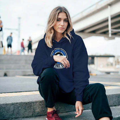 modelo con la sudadera gamer “Capsule” de FandomFit, prenda inspirada en la estética tech japonesa clásica