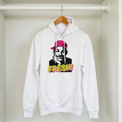 modelo con la sudadera “Fresh” de FandomFit, look casual inspirado en la moda de los años 90