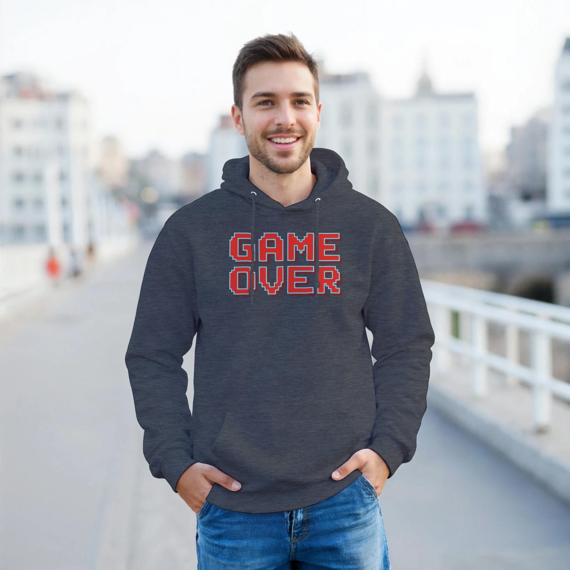 modelo con la sudadera gamer “Game Over” de FandomFit, look inspirado en los videojuegos de los 80