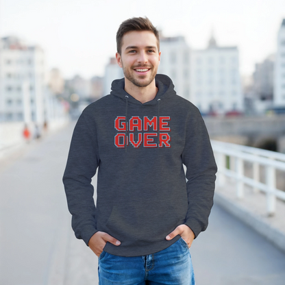 modelo con la sudadera gamer “Game Over” de FandomFit, look inspirado en los videojuegos de los 80