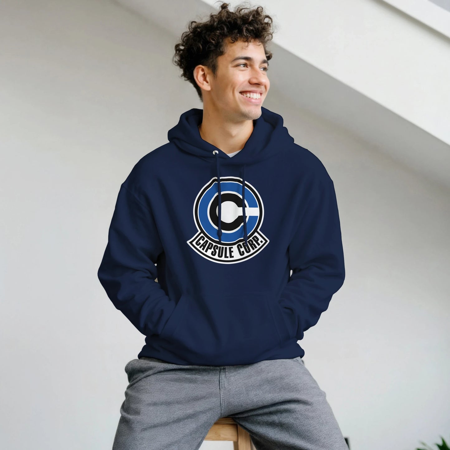 modelo con sudadera “Capsule” de FandomFit, diseño unisex inspirado en la ciencia ficción y el minimalismo tecnológico