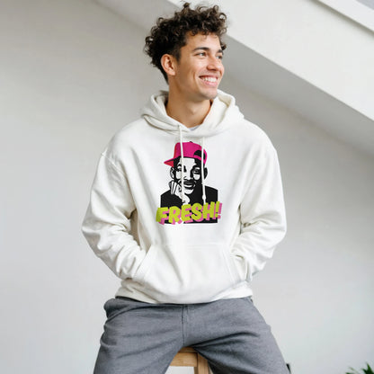 imagen lifestyle con la sudadera “Fresh” de FandomFit, prenda unisex de inspiración retro y juvenil