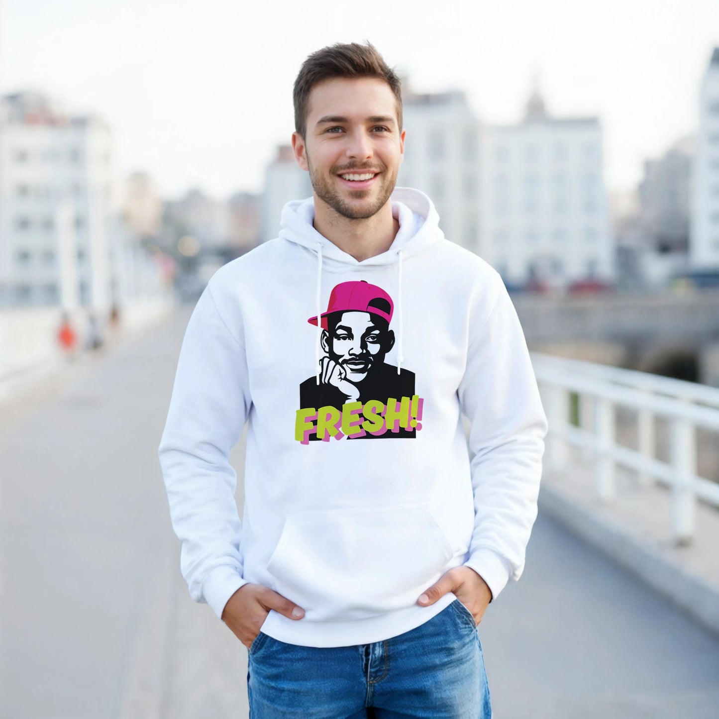 modelo con sudadera “Fresh” de FandomFit, diseño friki urbano con toque nostálgico y divertido