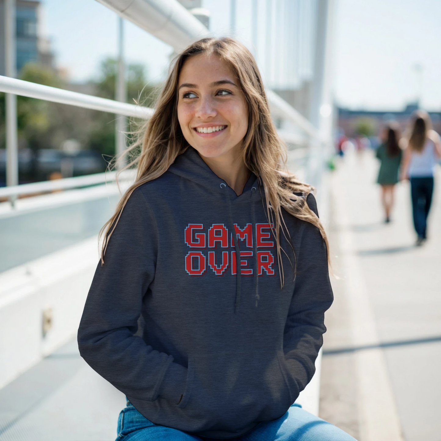 imagen lifestyle con la sudadera “Game Over” de FandomFit, prenda gamer unisex con estilo nostálgico