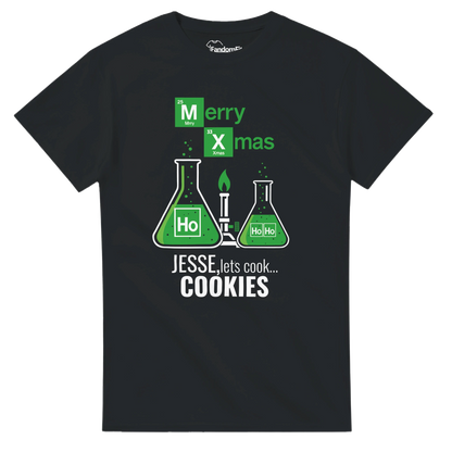 Camiseta navideña geek Let’s Cook Cookies en vista plana sobre fondo oscuro.
