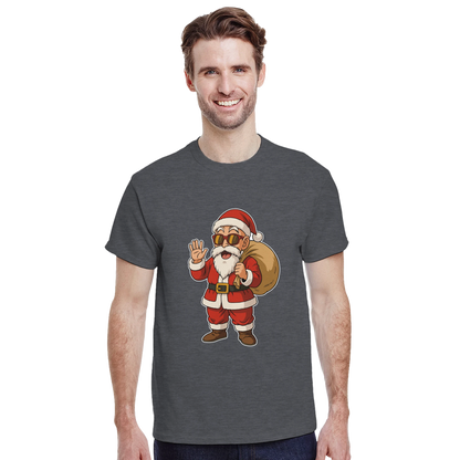 Modelo en exterior con camiseta Santa-House, estilo navideño friki