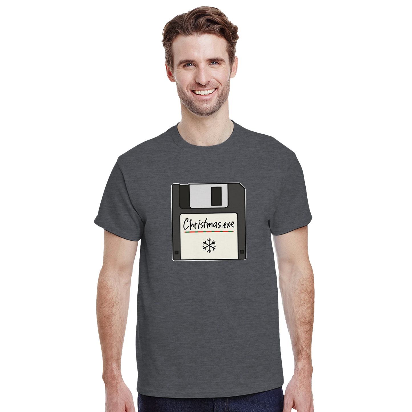 Modelo luciendo la camiseta Christmas.exe en sesión urbana ideal para fans de la estética geek navideña