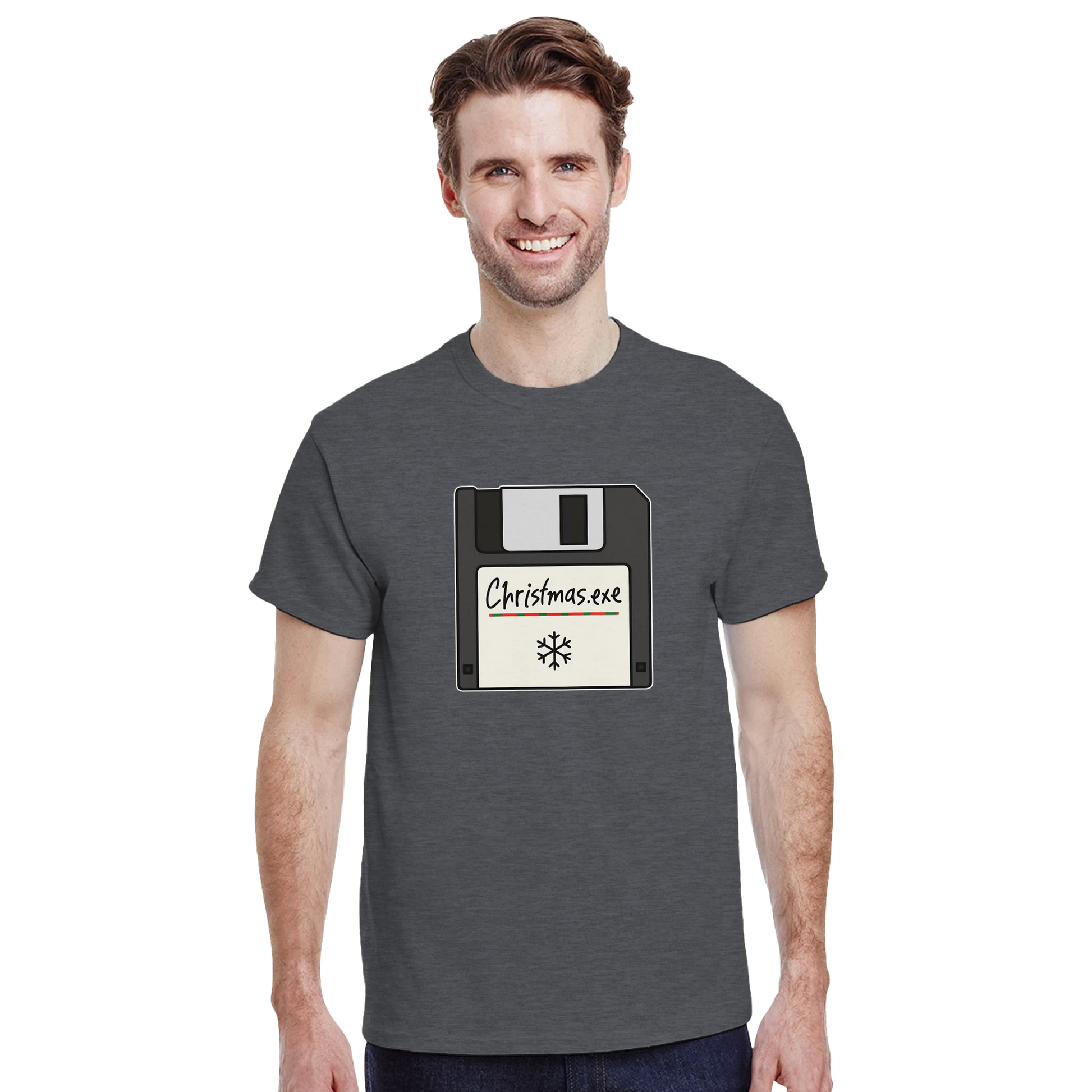 Modelo luciendo la camiseta Christmas.exe en sesión urbana ideal para fans de la estética geek navideña