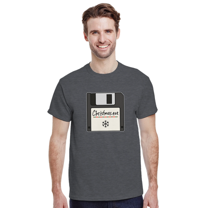 Modelo luciendo la camiseta Christmas.exe en sesión urbana ideal para fans de la estética geek navideña