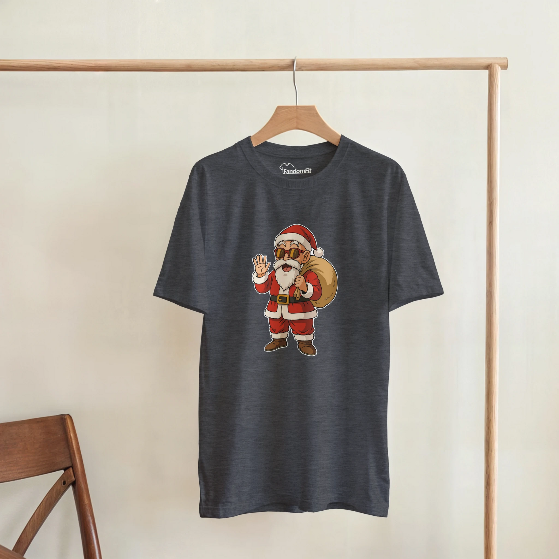 Camiseta Santa-House colgada en una percha mostrando el diseño completo en estilo anime festivo