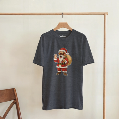Camiseta Santa-House colgada en una percha mostrando el diseño completo en estilo anime festivo