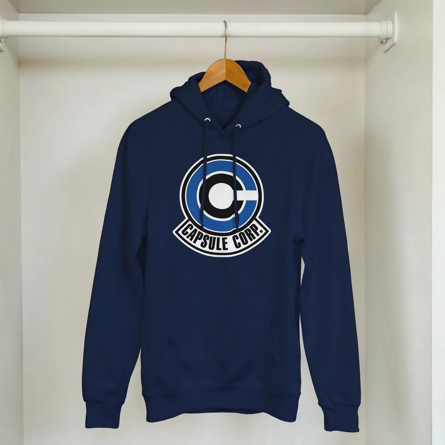 sudadera “Capsule” de FandomFit, prenda friki inspirada en el anime clásico y la estética tecnológica japonesa