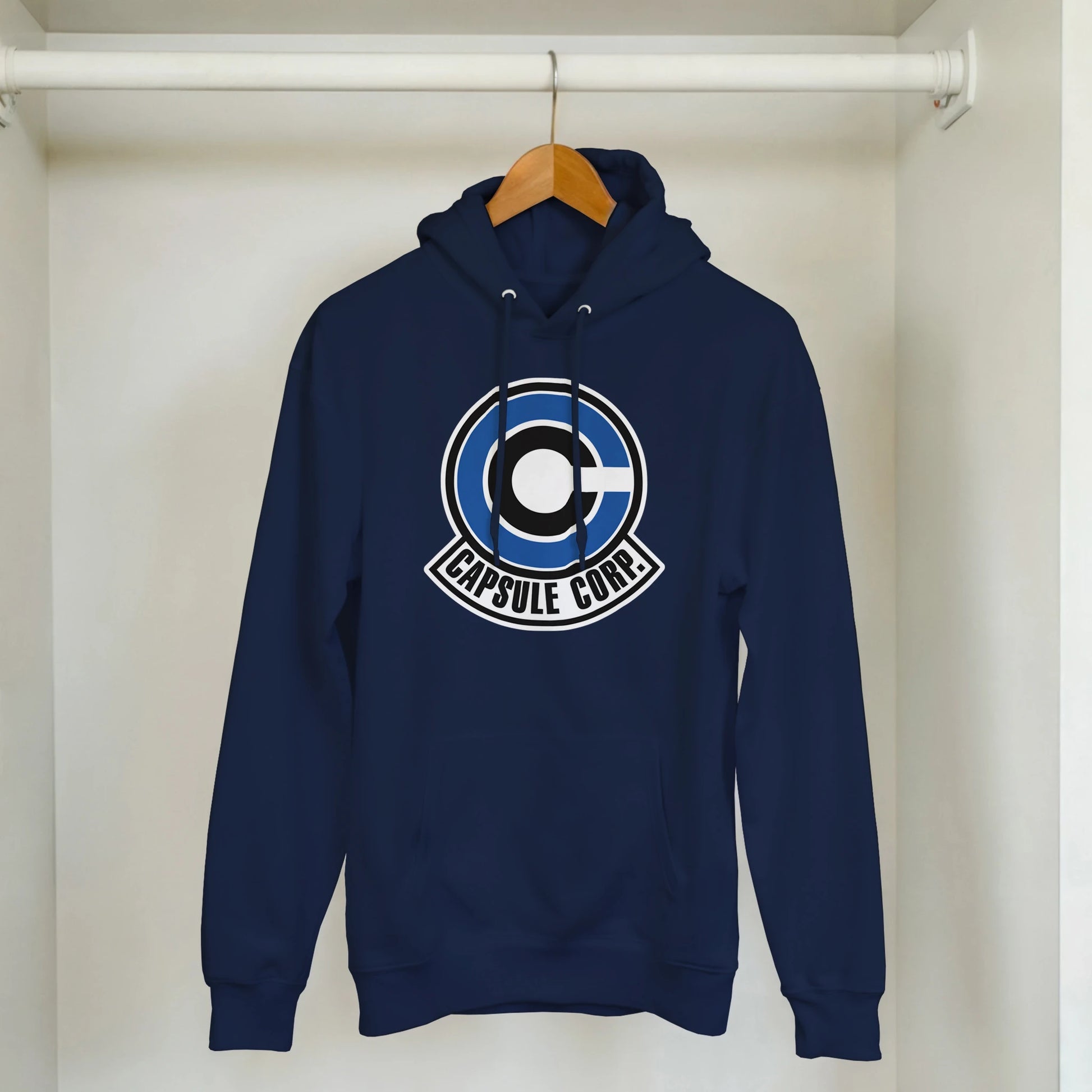 sudadera “Capsule” de FandomFit, prenda friki inspirada en el anime clásico y la estética tecnológica japonesa