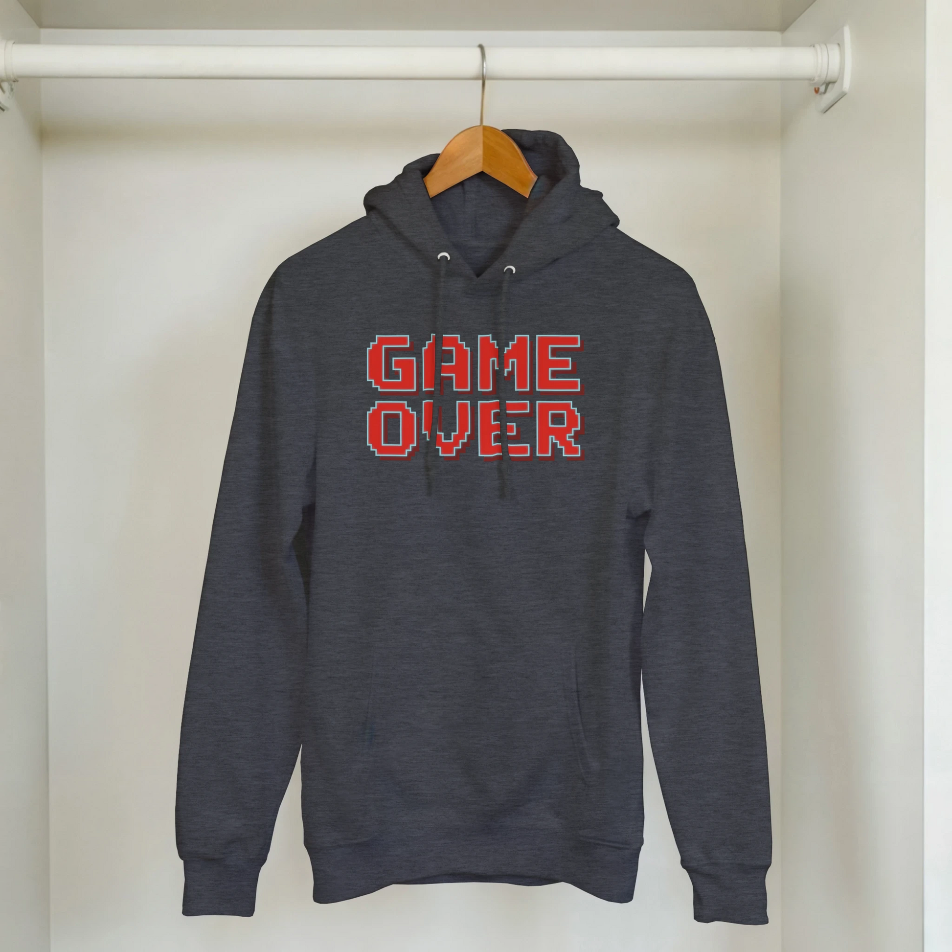 detalle del estampado “Game Over” en la sudadera friki de FandomFit, diseño gamer con acabado de alta calidad