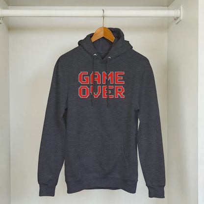 detalle del estampado “Game Over” en la sudadera friki de FandomFit, diseño gamer con acabado de alta calidad