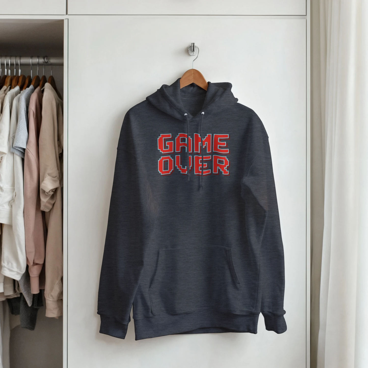 sudadera unisex “Game Over” de FandomFit, prenda retro que celebra los momentos icónicos del gaming clásico
